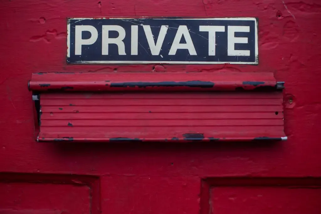 Schild mit der Aufschrift PRIVATE an einer roten Wand